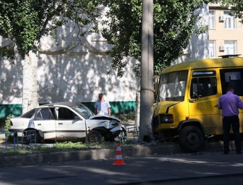 На центральном проспекте маршрутка и иномарка врезались в столб. Есть пострадавшие (добавлено фото) фото