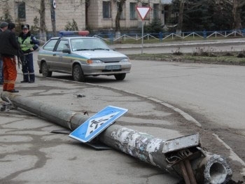 Дважды пострадавший в ДТП столб заменить нечем фото