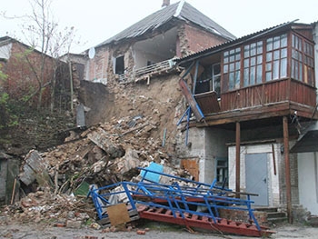 Обрушившийся дом снесут, рядом стоящий – восстановят фото