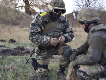 В Луганской области обнаружен тайник с боеприпасами фото