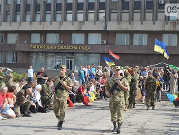 Запорожцы встали на колени, провожая в последний путь погибшего бойца АТО  фото