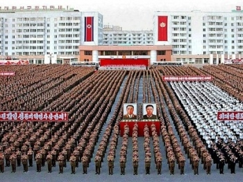 КНДР угрожает атаковать Южную Корею фото