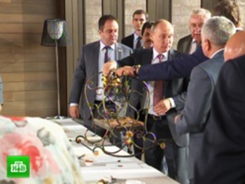 Подарок Путину в оккупированном Крыму вызвал скандал: опубликовано видео фото