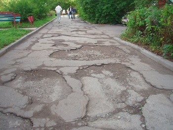 Дороги здесь. Старый асфальт. Старинный асфальт. Асфальт улица. Старая площадка асфальтная.