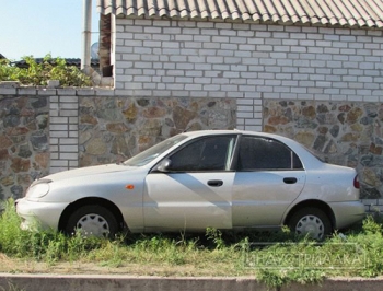 В Запорожье из автомата расстреляли автомобиль  фото