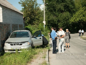 Медики борются за жизнь запорожца, машину которого расстреляли сегодня утром фото