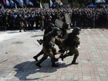 Суд арестовал подозреваемого в беспорядках под Радой фото