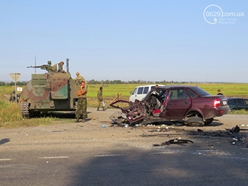 Под Мариуполем БТР столкнулся с ВАЗом. Есть жертвы  фото