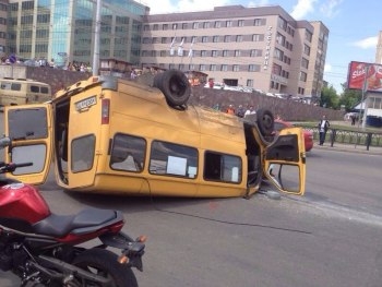 В Киеве маршрутка на полном ходу врезалась в грузовик фото