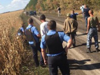 Боевики экс-нардепа в масках обстреливают правоохранителей фото