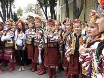 В Мариуполе провели парад вышиванок фото