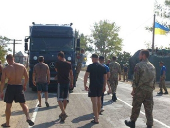 На границе с Крымом грузовик пытался протаранить активистов фото