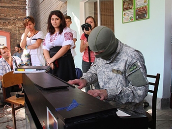 Пиано-экстремиста в Мелитополе встречали досмотром на вокзале фото