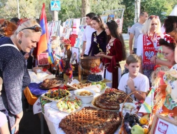 Мелитопольская многонациональная семья пела, танцевала, угощала и наливала фото