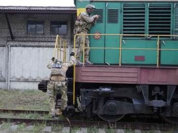 СБУ обнаружила в поезде 100 кг янтаря и военное оборудование фото