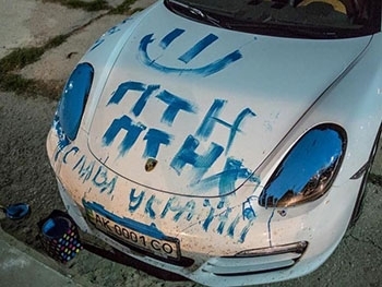 Прорывавший блокаду Крыма Porsche стал «патриотичным»: фото фото