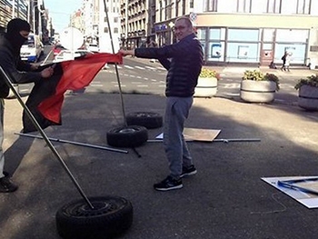 В Риге представители русского мира разгромили выставку, посвященную Майдану  фото