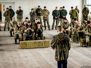 Энергодарский школьник втайне от родителей выступает в зоне АТО фото