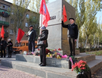 На коммунистическом митинге правоохранителей было не намного меньше, чем самих коммунистов фото