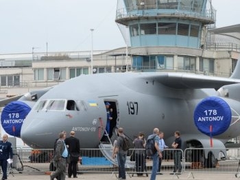 Украина показала Ан-178 в Дубае фото