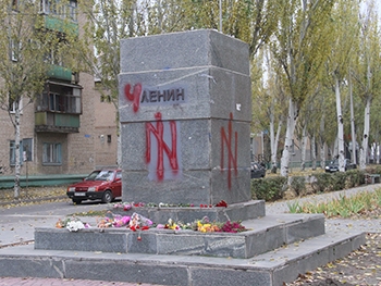 Неизвестные сделали неблагозвучную дописку на постаменте демонтированного памятника Ленину фото