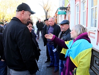 Нового секретаря Мелитопольского горсовета в кабинет не пускают активисты фото