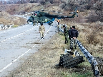 Обломки СУ-25 разлетелись на километр: новые фото с места аварии фото