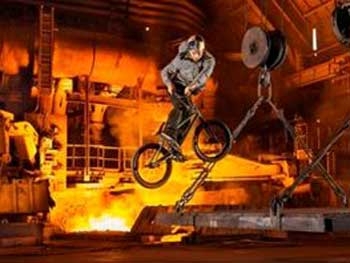 Лучший BMXер Украины показал ошеломляющие трюки в промышленной зоне Запорожья фото