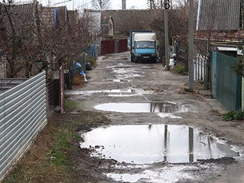 Дворы жителей ул. Пахомова заливает при каждом дожде фото