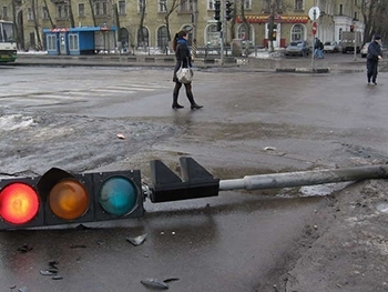 В Запорожье патрульная машина полицейских влетела в светофор фото