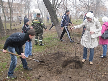 На масштабном субботнике планируется высадить почти полторы тысячи саженцев фото