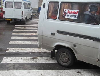 В Мелитополе неизвестные нарисовали пешеходный переход прямо на посадочной площадке маршруток фото