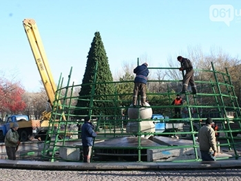 В Запорожье устанавливают городскую новогоднюю ёлку фото