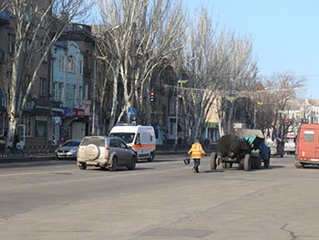 Трещины на главном проспекте Мелитополя заливают смолой фото