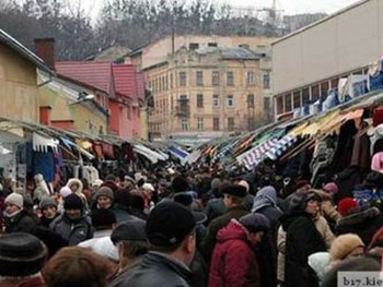 Во Львове массово минируют рынки: эвакуированы тысячи человек фото