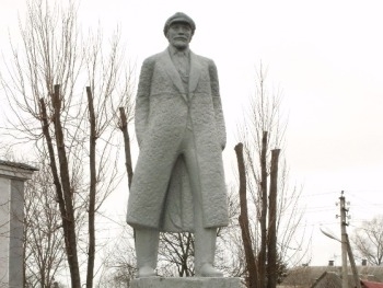 В Запорожской области не смогли демонтировать памятник Ленину фото