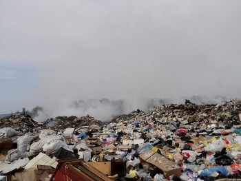 Возле Ровно горит городская свалка фото