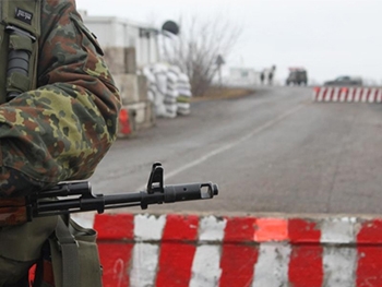 На блокпосту под Бердянском произошел вооруженный конфликт: ранен боец Нацгвардии фото