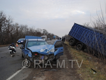 Под Мелитополем у фуры оторвался прицеп и раздавил иномарку фото