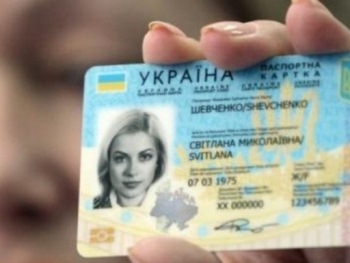 ID-карточки украинцам начнут оформлять после праздников фото