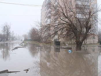 В Мелитополе вода отрезала жильцов многоэтажек от цивилизации фото