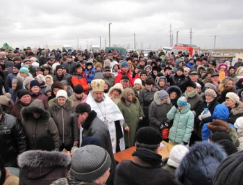 Достойно внимания: Мелитопольцы отметили Крещение на озере Горячка фото