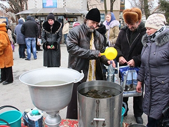 Мелитопольцы активно запасаются крещенской водой фото