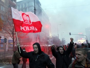 Поляки вышли на улицы: митингуют против нового правительства фото