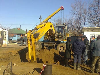 В Мелитополе перекладывают обвалившийся магистральный коллектор фото