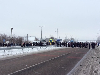 Бунт в Новомосковске: активисты перекрыли трассу Днепропетровск-Донецк фото