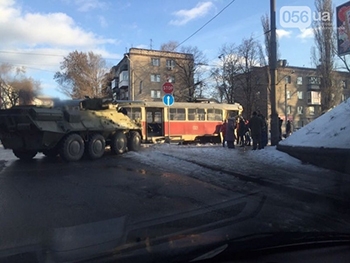 В Днепропетровске БТР протаранил трамвай: опубликованы фото фото