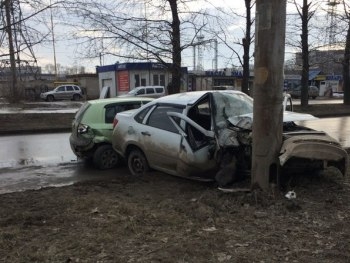 В Запорожье авто врезалось в столб фото