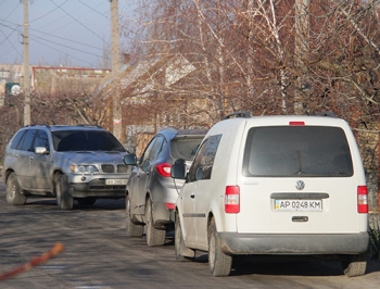 Чтобы обыскать дом Юрия Онищука, люди в штатском вырезали дверь  фото