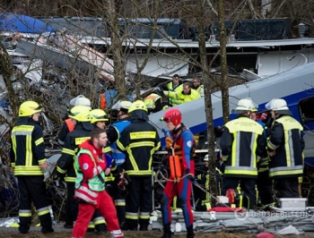 В Германии поезда столкнулись лоб в лоб: 8 человек погибли, 150 - ранены фото